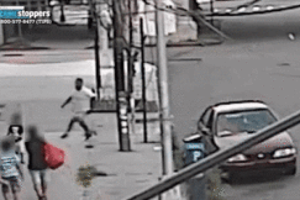 Phản ứng cực nhanh của người mẹ để giải cứu con thoát khỏi kẻ bắt cóc