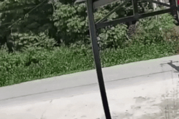 Đang chạy bon bon trên đường, xe máy bất ngờ bị treo ngược lên không trung