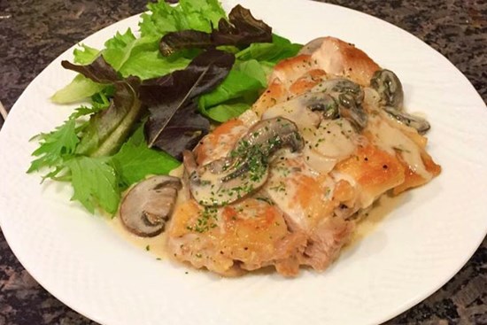 Công thức làm ức gà sốt kem nấm đơn giản đổi vị trong những ngày giãn cách tại nhà