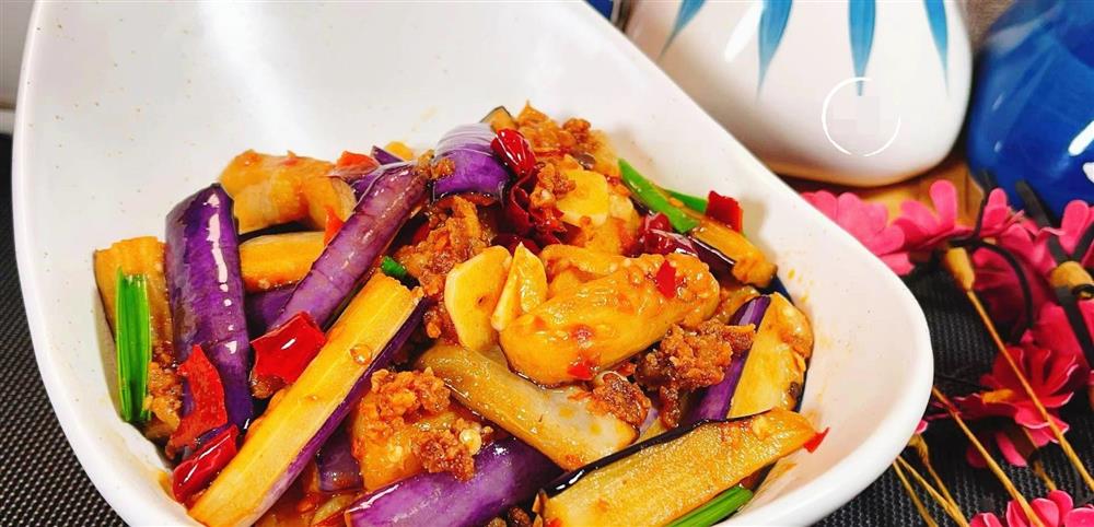 Khi xào cà tím cho trực tiếp vào chảo là sai! Mách bạn một mẹo đơn giản giúp cà tím không bị thấm dầu và thâm đen-1