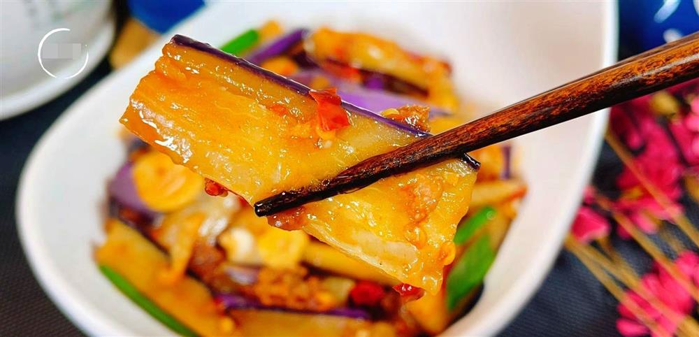 Khi xào cà tím cho trực tiếp vào chảo là sai! Mách bạn một mẹo đơn giản&nbsp;giúp cà tím không bị thấm dầu và thâm đen-2