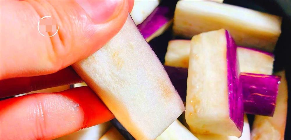 Khi xào cà tím cho trực tiếp vào chảo là sai! Mách bạn một mẹo đơn giản giúp cà tím không bị thấm dầu và thâm đen-3