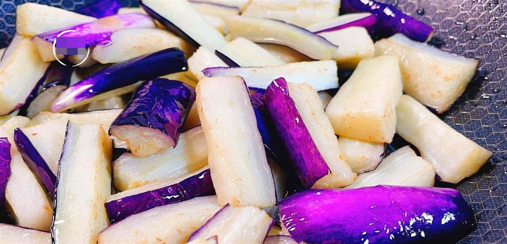 Khi xào cà tím cho trực tiếp vào chảo là sai! Mách bạn một mẹo đơn giản giúp cà tím không bị thấm dầu và thâm đen-4
