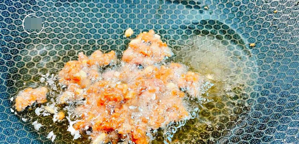 Khi xào cà tím cho trực tiếp vào chảo là sai! Mách bạn một mẹo đơn giản giúp cà tím không bị thấm dầu và thâm đen-5