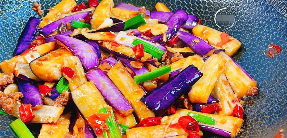 Khi xào cà tím cho trực tiếp vào chảo là sai! Mách bạn một mẹo đơn giản giúp cà tím không bị thấm dầu và thâm đen-6