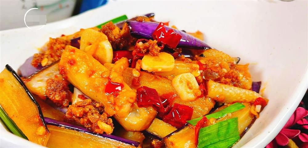 Khi xào cà tím cho trực tiếp vào chảo là sai! Mách bạn một mẹo đơn giản giúp cà tím không bị thấm dầu và thâm đen-7