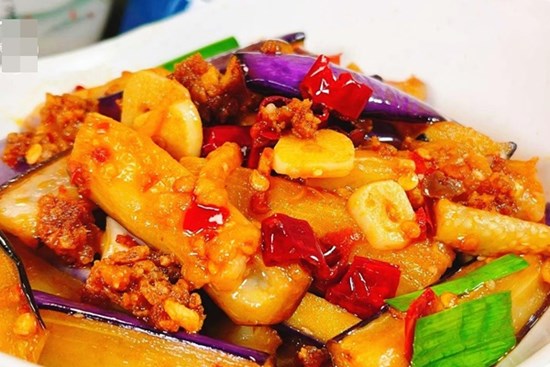 Khi xào cà tím cho trực tiếp vào chảo là sai! Mách bạn một mẹo đơn giản giúp cà tím không bị thấm dầu và thâm đen