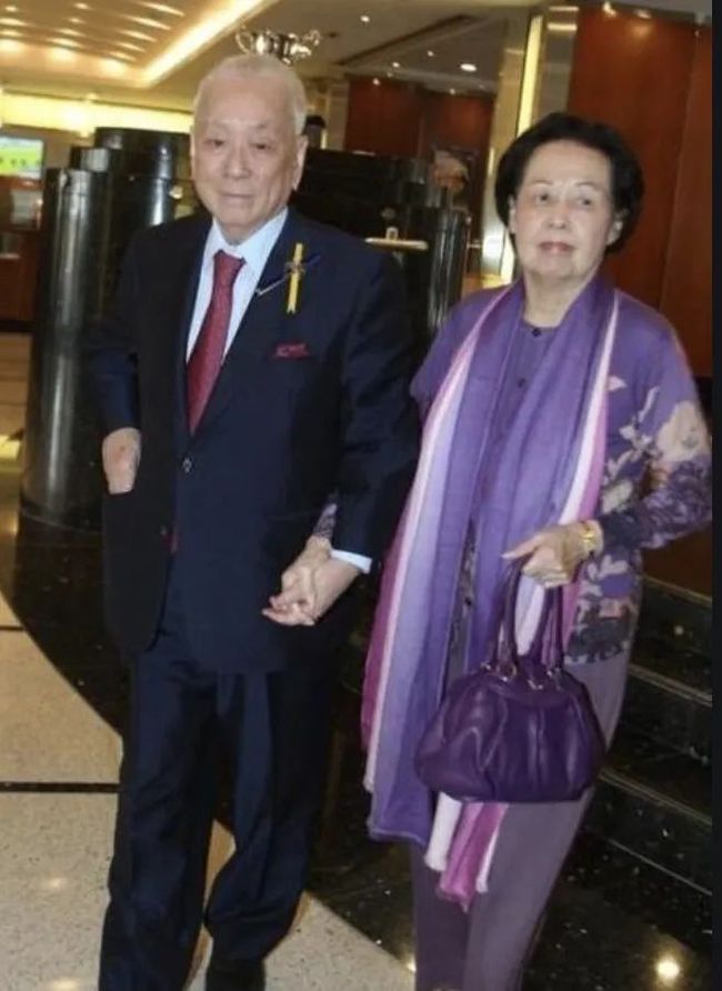 Người phụ nữ 70 năm độc sủng hậu cung” của tỷ phú giàu bậc nhất, 90 tuổi vẫn khiến nàng dâu tiểu tam hãi hùng với tuyên bố vả mặt” và 8 quy định cao tay!-3