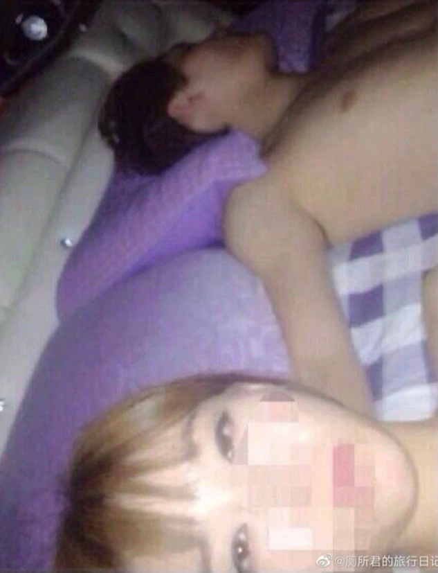 Lộ hàng loạt ảnh nóng giường chiếu của mỹ nam hàng đầu Cbiz-1