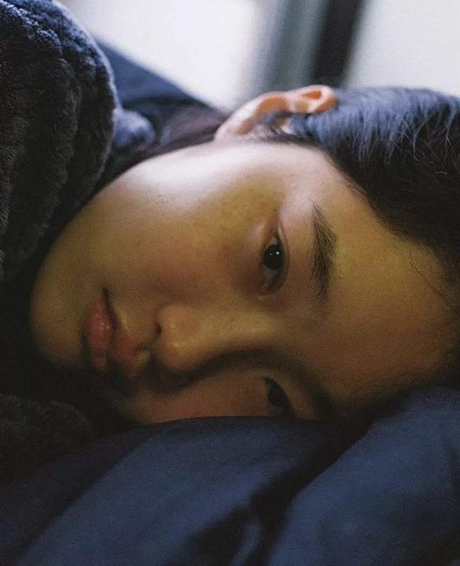 Trong buổi hẹn giấu mặt, đối phương tìm cớ có việc bận định rời đi trước, cô túm cổ áo anh ta hung hăng: Cậu nhóc, anh đã thanh toán chưa?”-2