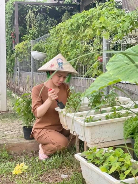 Nhật Kim Anh hóa nông dân chăm sóc vườn rau xanh mướt vào mùa dịch-11