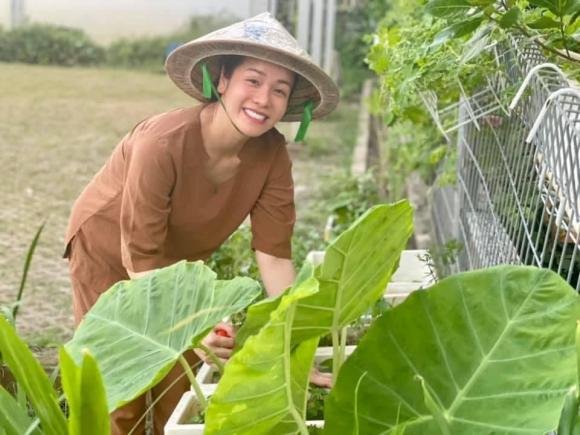 Nhật Kim Anh hóa nông dân chăm sóc vườn rau xanh mướt vào mùa dịch-4