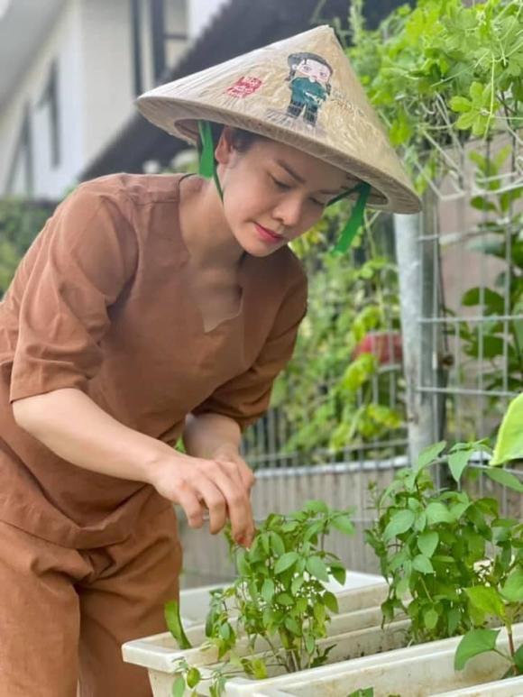 Nhật Kim Anh hóa nông dân chăm sóc vườn rau xanh mướt vào mùa dịch-6