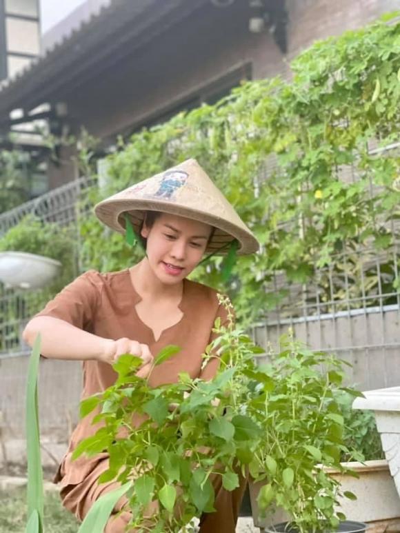 Nhật Kim Anh hóa nông dân chăm sóc vườn rau xanh mướt vào mùa dịch-8