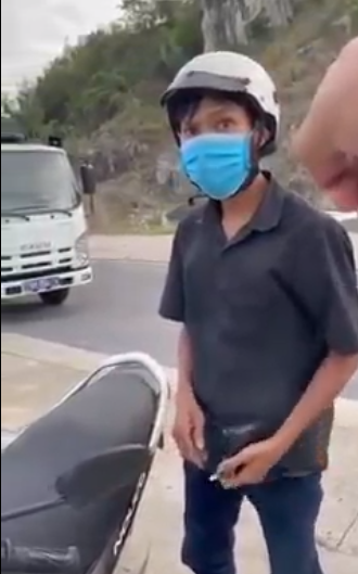 Vụ công nhân đi mua bánh mì bị cho nghỉ việc: Trước đó Phó Chủ tịch phường liên tục hỏi chỗ làm, còn nói mai cho mày nghỉ luôn-1