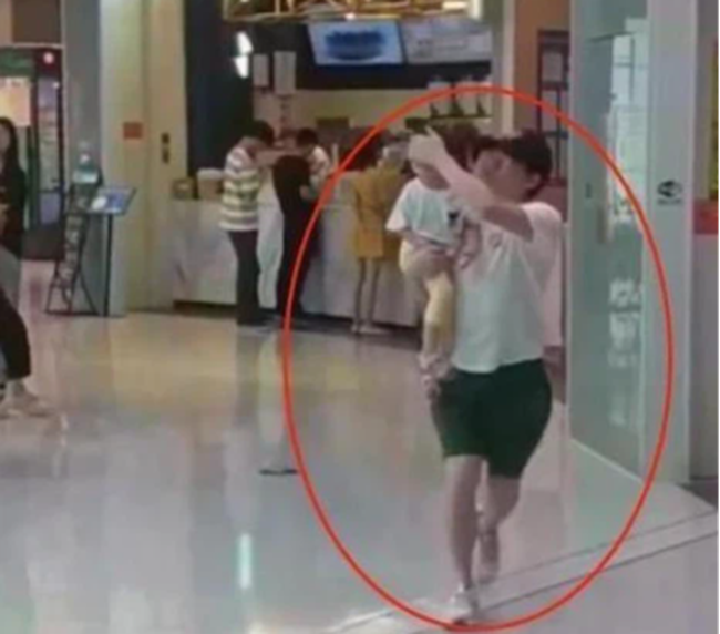 Bố bịt mắt con gái chạy thục mạng trong siêu thị, khi nhìn kỹ thứ đằng sau họ, dân mạng liền bật cười đồng cảm-1