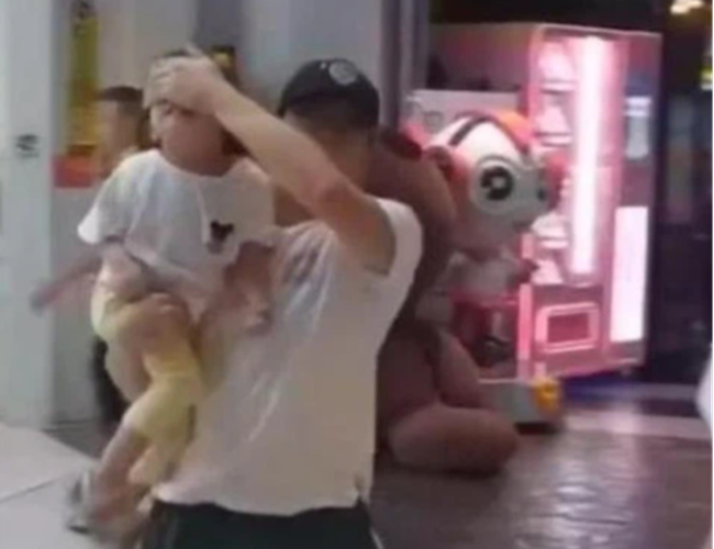 Bố bịt mắt con gái chạy thục mạng trong siêu thị, khi nhìn kỹ thứ đằng sau họ, dân mạng liền bật cười đồng cảm-2