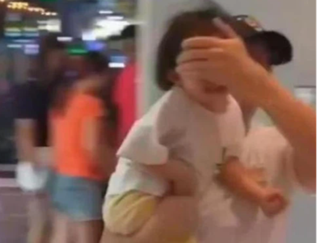 Bố bịt mắt con gái chạy thục mạng trong siêu thị, khi nhìn kỹ thứ đằng sau họ, dân mạng liền bật cười đồng cảm-3