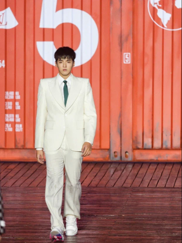 Từ scandal ầm ĩ của chàng ca sĩ và từ khóa 2 phút hơn: Bảnh bao, thơm tho nhưng đôi khi chỉ là thùng rỗng kêu to-2