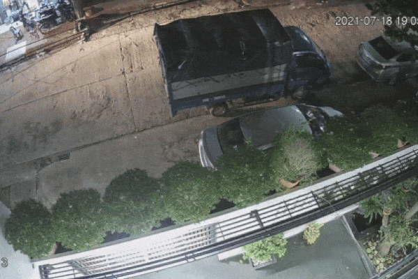 Khoảnh khắc chiếc xe bán tải tông thẳng vào em bé đi xe đạp khiến phụ huynh rụng rời