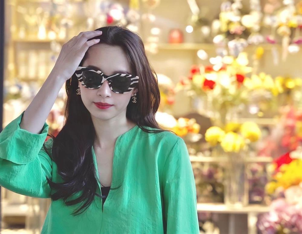 HH Thu Thảo chuyên diện 3 màu trang phục tươi tắn này, bảo sao lúc nào cũng đẹp dịu dàng và trẻ hơn tuổi-2