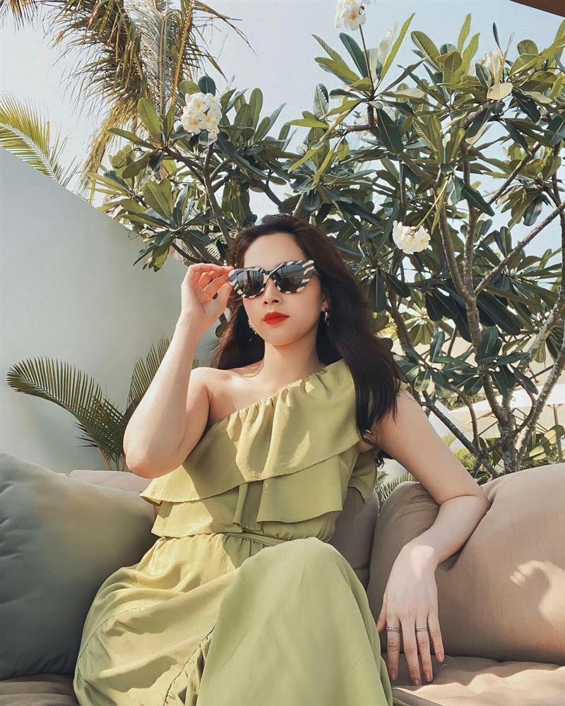 HH Thu Thảo chuyên diện 3 màu trang phục tươi tắn này, bảo sao lúc nào cũng đẹp dịu dàng và trẻ hơn tuổi-3