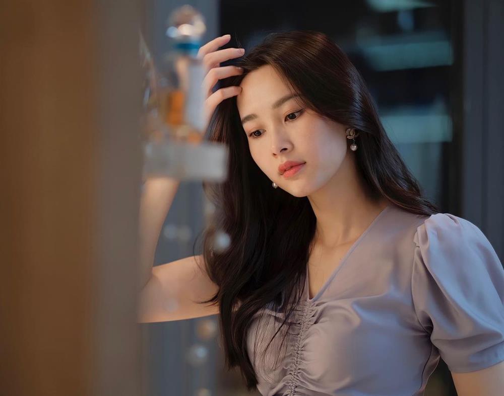 HH Thu Thảo chuyên diện 3 màu trang phục tươi tắn này, bảo sao lúc nào cũng đẹp dịu dàng và trẻ hơn tuổi-11