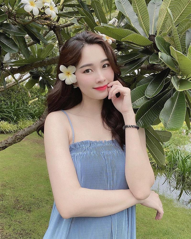HH Thu Thảo chuyên diện 3 màu trang phục tươi tắn này, bảo sao lúc nào cũng đẹp dịu dàng và trẻ hơn tuổi-7