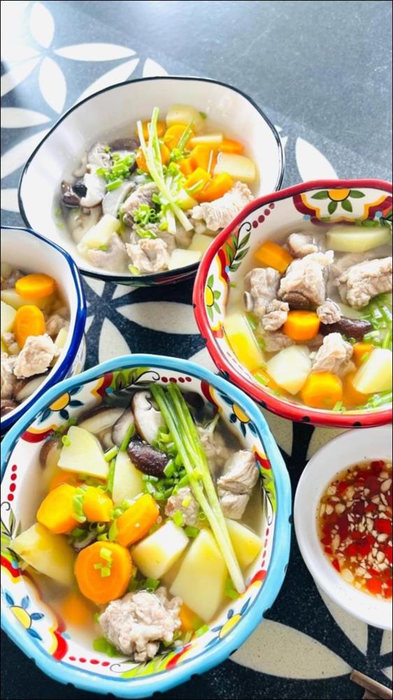 Ở nhà ngày dịch, Gil Lê vào bếp nấu nui hầm sườn non rau củ&nbsp;ngon lành, đẹp mắt không thua gì nhà hàng-4