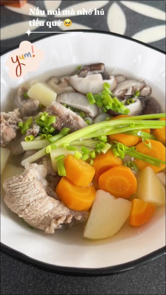 Ở nhà ngày dịch, Gil Lê vào bếp nấu nui hầm sườn non rau củ&nbsp;ngon lành, đẹp mắt không thua gì nhà hàng-3