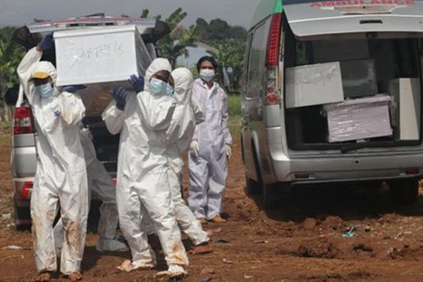 Thảm kịch Covid-19 ở Indonesia: Hệ thống y tế quá tải, nhiều người nằm chờ chết ở nhà-3