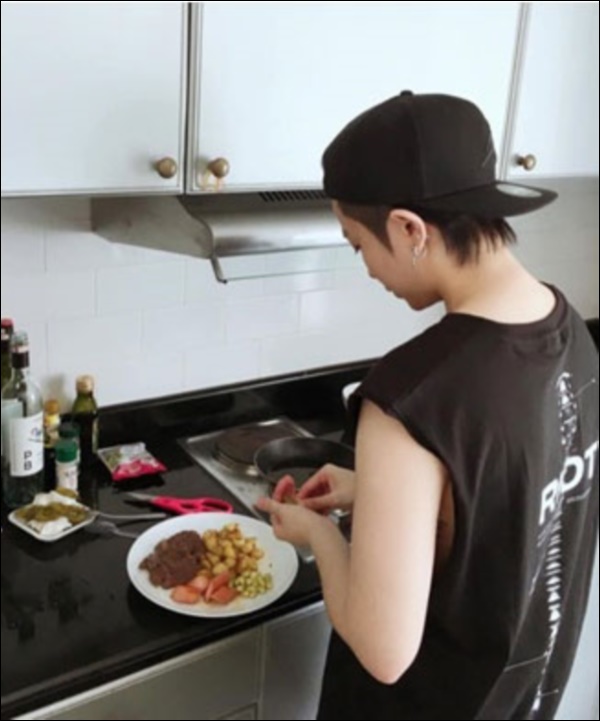 Ở nhà ngày dịch, Gil Lê vào bếp nấu nui hầm sườn non rau củ&nbsp;ngon lành, đẹp mắt không thua gì nhà hàng-9