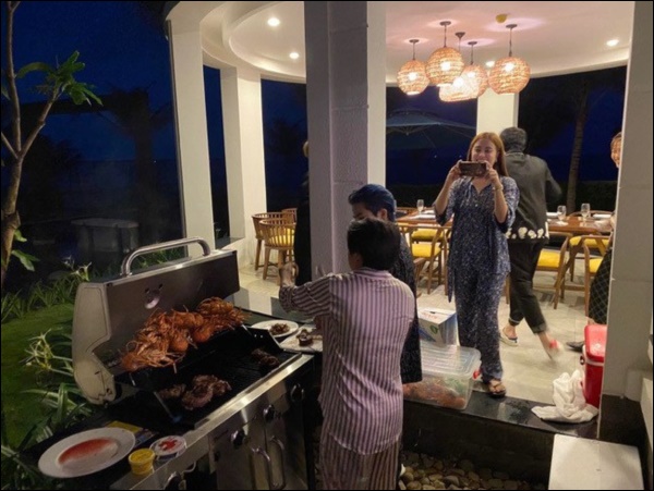 Ở nhà ngày dịch, Gil Lê vào bếp nấu nui hầm sườn non rau củ&nbsp;ngon lành, đẹp mắt không thua gì nhà hàng-10