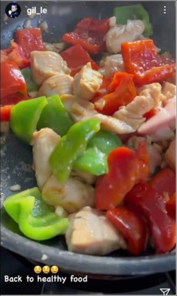 Ở nhà ngày dịch, Gil Lê vào bếp nấu nui hầm sườn non rau củ&nbsp;ngon lành, đẹp mắt không thua gì nhà hàng-5