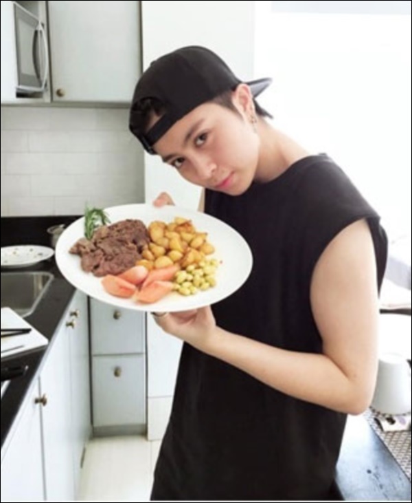 Ở nhà ngày dịch, Gil Lê vào bếp nấu nui hầm sườn non rau củ&nbsp;ngon lành, đẹp mắt không thua gì nhà hàng-7