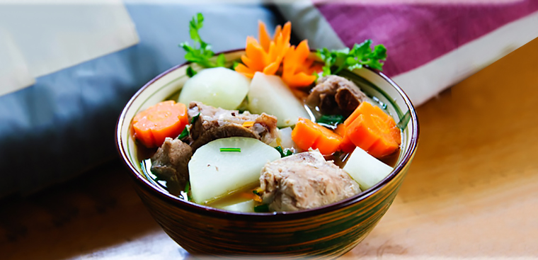 Ở nhà ngày dịch, Gil Lê vào bếp nấu nui hầm sườn non rau củ&nbsp;ngon lành, đẹp mắt không thua gì nhà hàng-11