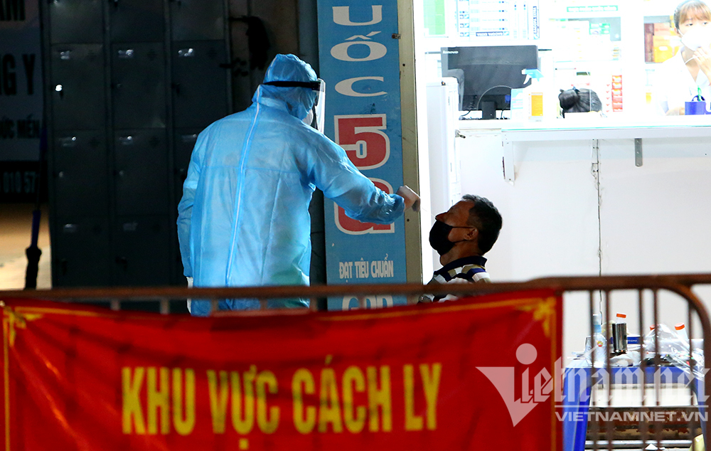 Ba ca dương tính nCoV liên quan nhà thuốc, Hà Nội xét nghiệm khẩn hàng trăm người-3