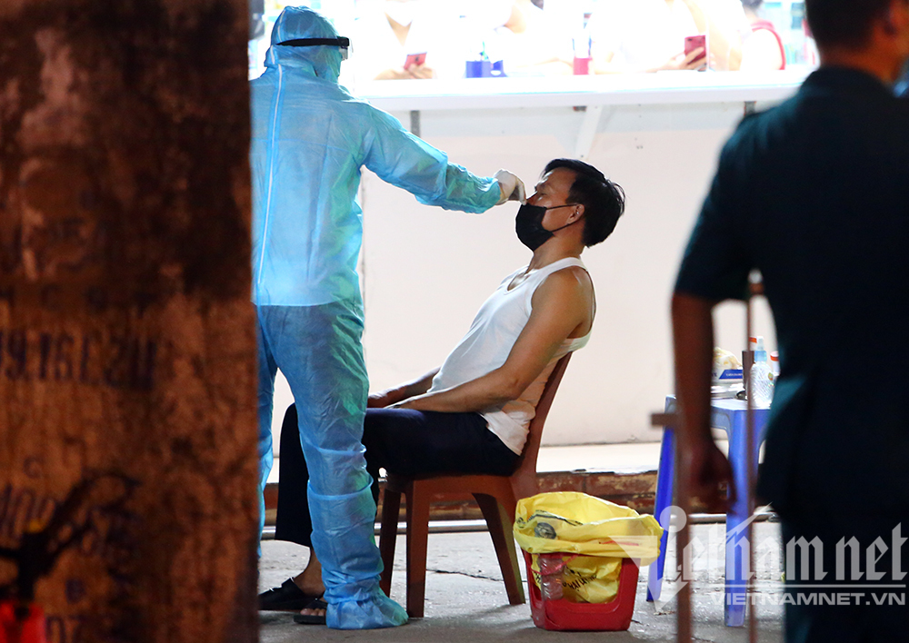Ba ca dương tính nCoV liên quan nhà thuốc, Hà Nội xét nghiệm khẩn hàng trăm người-5