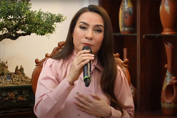 Tự hào khoe được con gái ở Mỹ gửi tiền về làm từ thiện, Phi Nhung bị antifan miệt thị là con lai liền đáp trả căng luôn-6