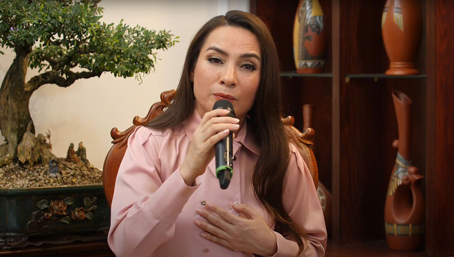 Phi Nhung: Bầu show chạy ra chắp tay lạy khán giả, xin cho tôi được hát 3 bài thôi nhưng không ai chịu-4