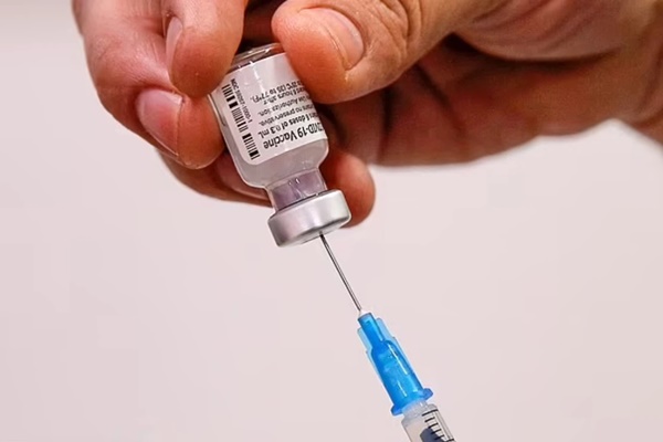 Phát hiện thêm tác dụng phụ sau khi tiêm vaccine COVID-19: Người đàn ông liệt nửa mặt sau khi tiêm vaccine Pfizer-1