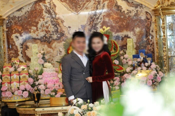 Hoa khôi Báo Chí - Vũ Phương Anh gây xôn xao vụ tiêm Pfizer nhờ ông ngoại” để lộ ảnh cưới xa hoa trong căn nhà to như lâu đài, váy cưới đính hơn 10.000 viên pha lê-2