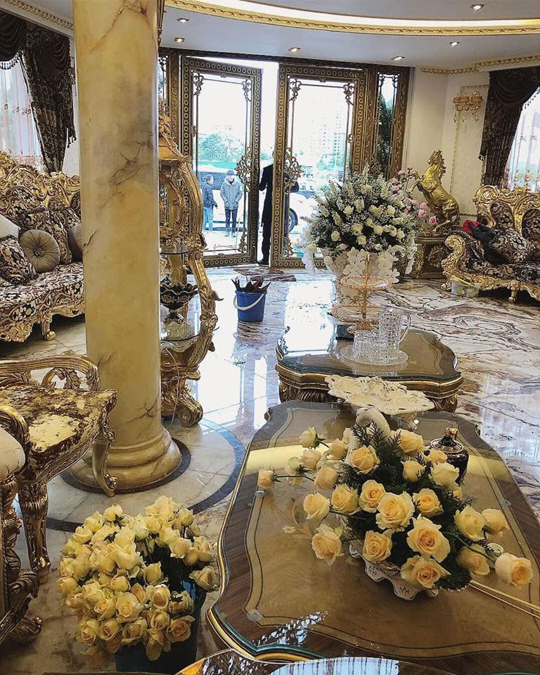 Hoa khôi Báo Chí - Vũ Phương Anh gây xôn xao vụ tiêm Pfizer nhờ ông ngoại” để lộ ảnh cưới xa hoa trong căn nhà to như lâu đài, váy cưới đính hơn 10.000 viên pha lê-7