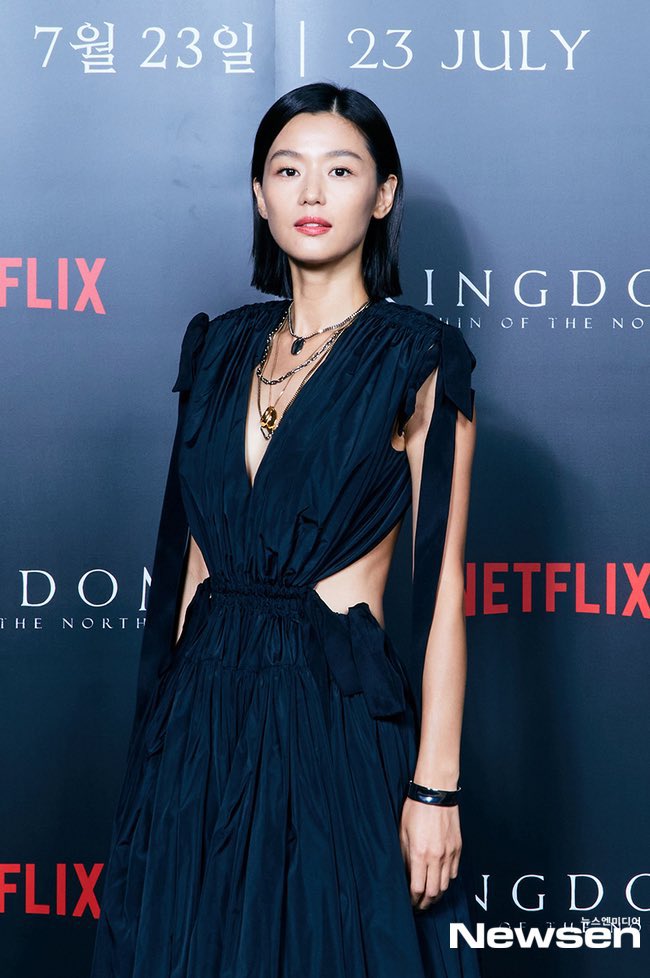 Sau tin đồn ly hôn, Jeon Ji Hyun khiến dân tình hết hồn với tóc tai mà makeup chán đời chưa từng thấy-4