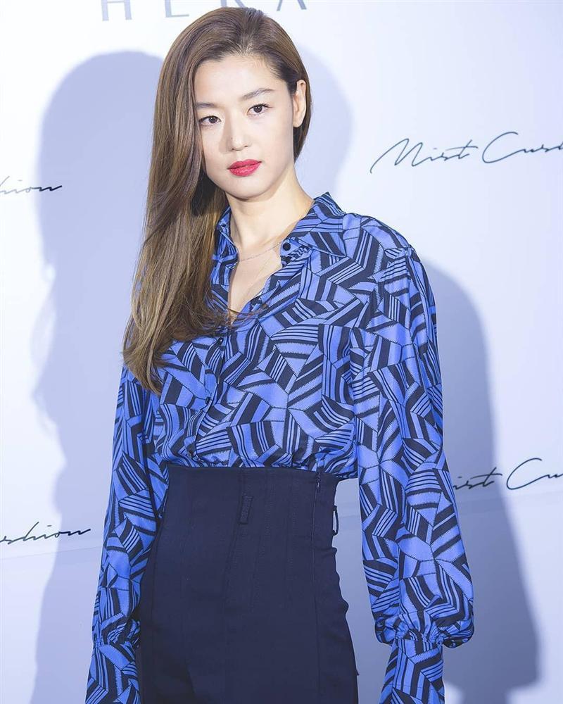 Sau tin đồn ly hôn, Jeon Ji Hyun khiến dân tình hết hồn với tóc tai mà makeup chán đời chưa từng thấy-9