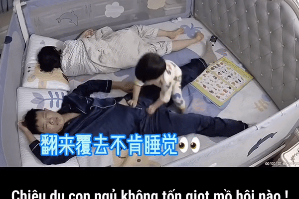 Bé trai mải nghịch chẳng chịu đi ngủ, bố mẹ 