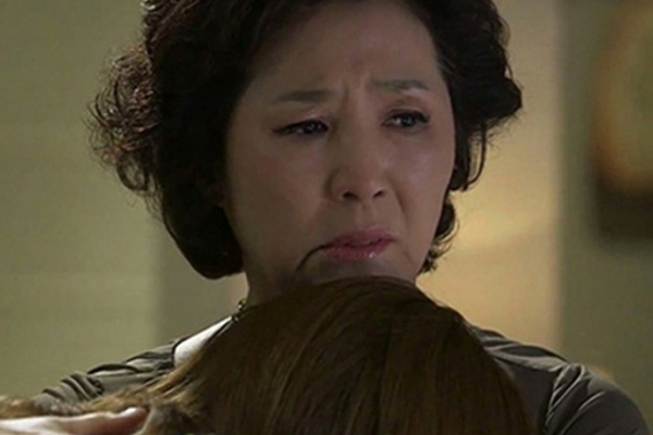 Con trai mất trong một vụ tai nạn ô tô, hàng ngày con dâu lại thay ga trải giường không rõ lý do, nửa đêm lén mở cửa tôi bật khóc-1