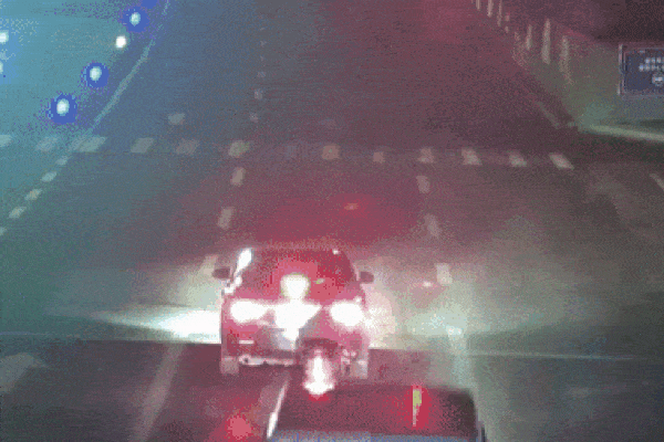 Bị hai ô tô 'dồn toa', người đàn ông đi xe máy thoát chết khó tin