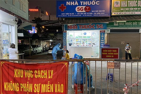 Thêm người phụ nữ khoe được tiêm vaccine Covid-19 nhờ người anh là lãnh đạo Bệnh viện Xanh Pôn-2