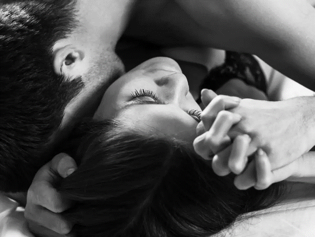 Đêm ngoại tình táo bạo của cô vợ đẹp lấy phải chồng già: Hành động xé toạc bộ cosplay như tuyên ngôn đạp đổ lồng son-4